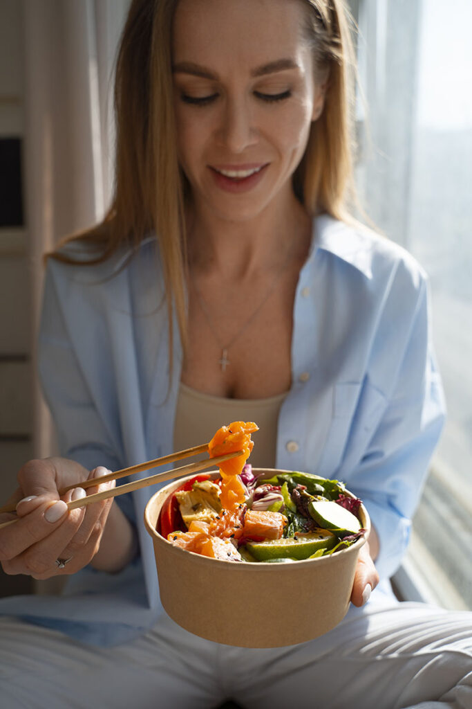 mujer comiendo un poke