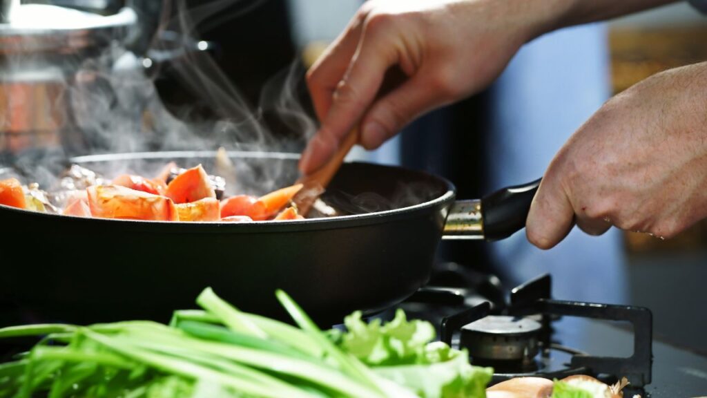 hombre cocinando verduras